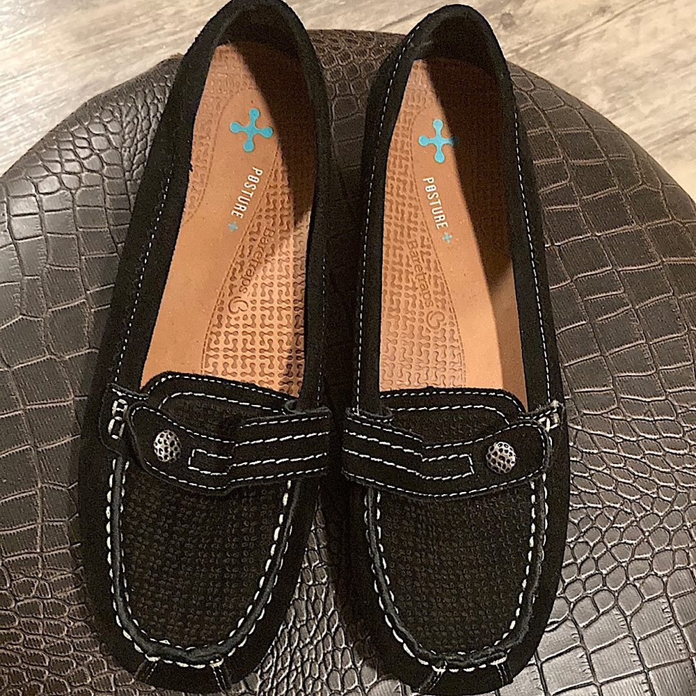 Used Bare Traps black flats! Only worn once and no defects!